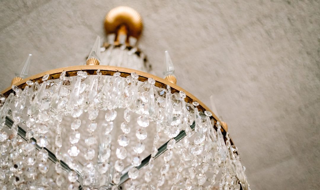 Lustre de três cabeças para mesas retangulares.