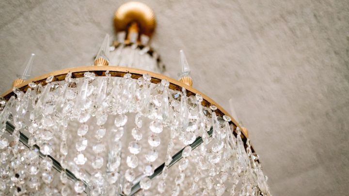 Lustre de três cabeças para mesas retangulares.