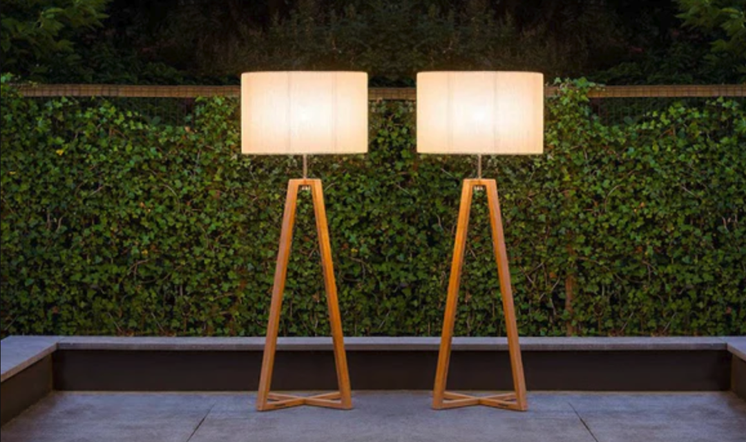 Lâmpada de chão para exterior Saratoga: iluminação elegante para o seu espaço ao ar livre