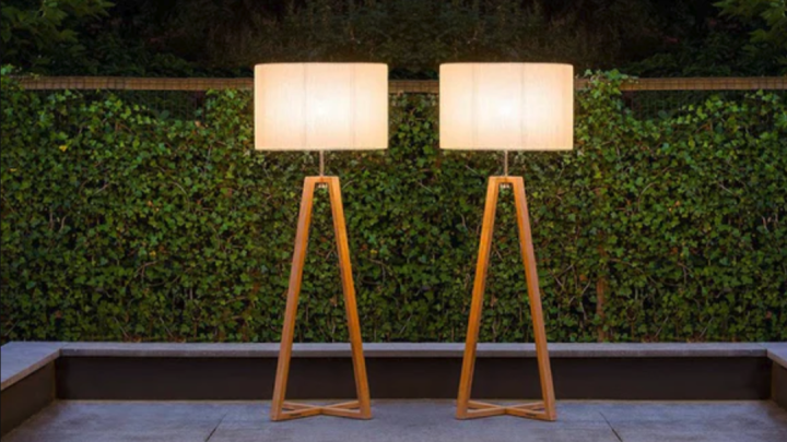 Lâmpada de chão para exterior Saratoga: iluminação elegante para o seu espaço ao ar livre