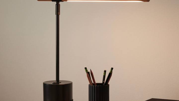 Lâmpada de mesa LED de madeira linear moderna ajustável