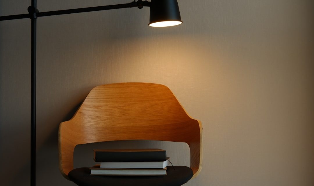 Lâmpada de mesa LED de madeira linear moderna ajustável