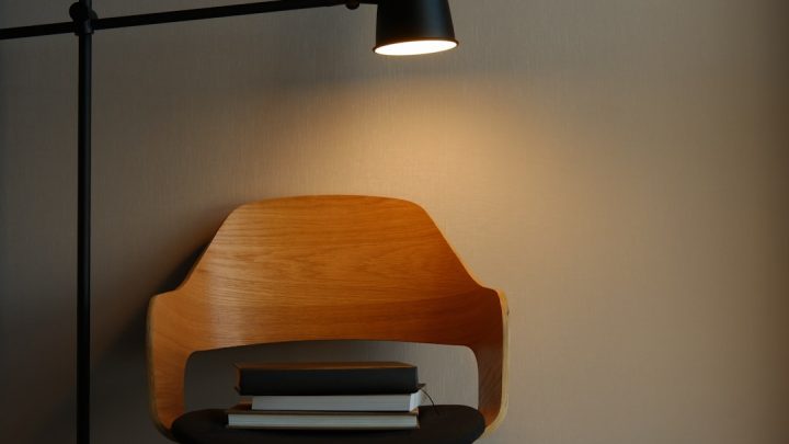 Lâmpada de mesa LED de madeira linear moderna ajustável