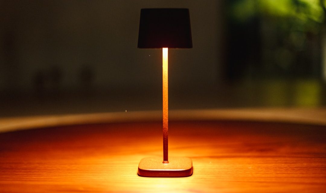 Lâmpada de chão para exterior Saratoga: iluminação elegante para o seu espaço ao ar livre