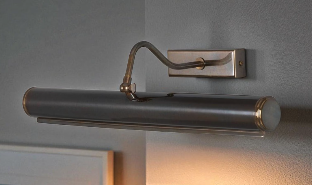 Iluminação ajustável em latão para parede de galeria
