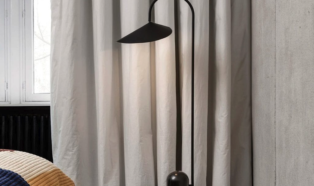 Canto de Leitura com Candeeiro de Chão Preto Fosco
