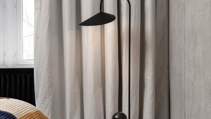 Canto de Leitura com Candeeiro de Chão Preto Fosco