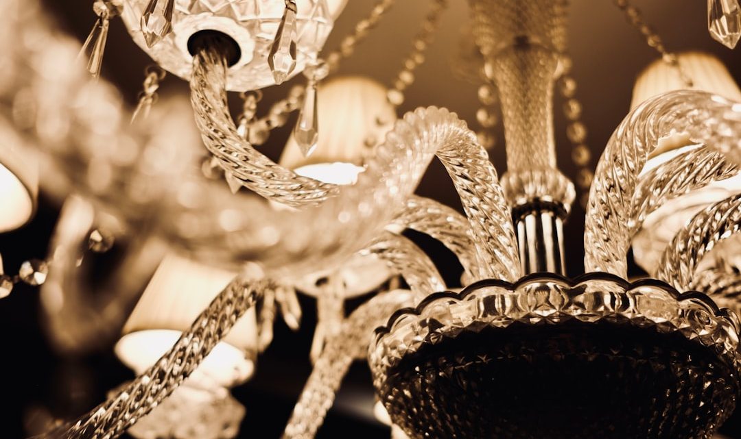 Deslumbrante candeeiro de vidro inspirado em Murano para sala de jantar