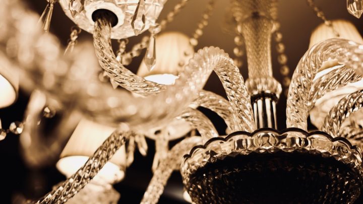 Deslumbrante candeeiro de vidro inspirado em Murano para sala de jantar