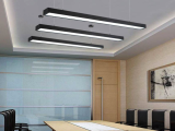 Soluções de iluminação para salas de conferência: Pendente acústico linear