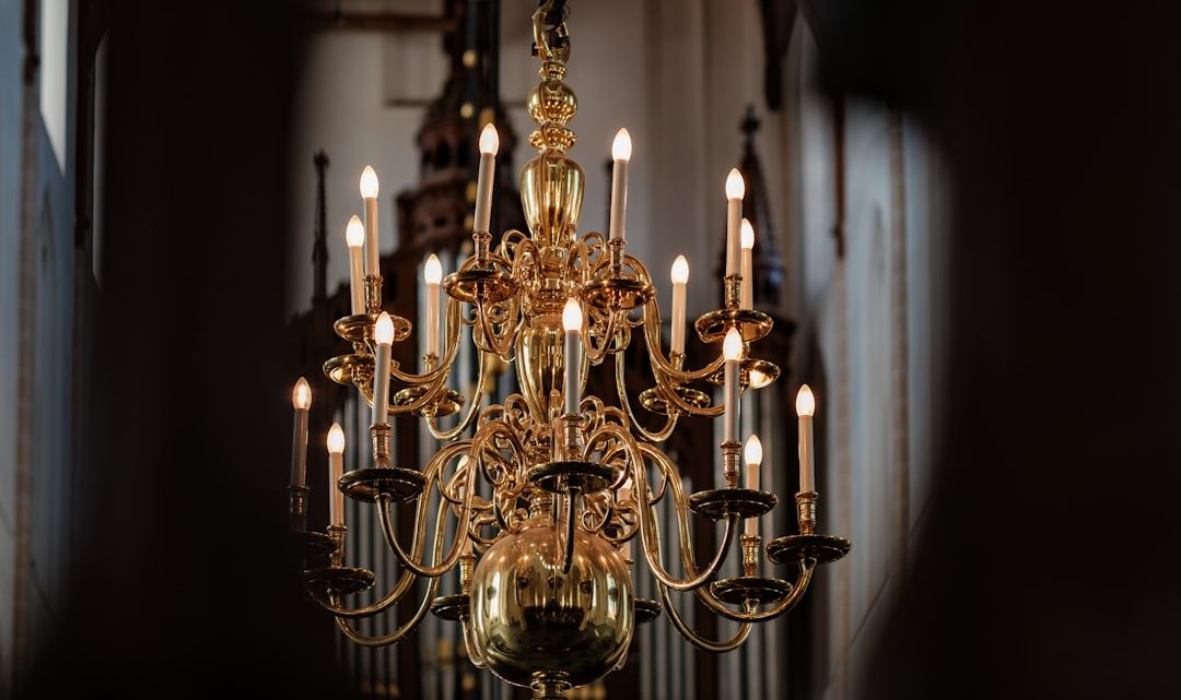 Deslumbre a sua sala de estar com um candelabro de bronze vintage