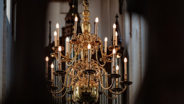 Deslumbre a sua sala de estar com um candelabro de bronze vintage