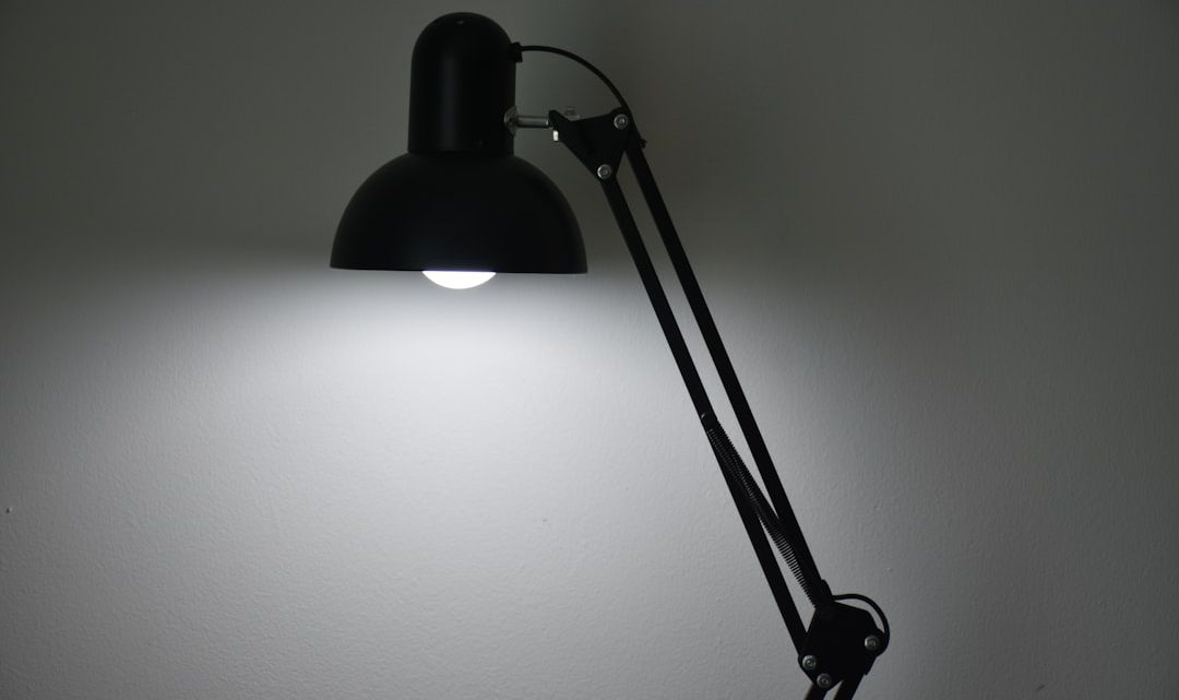 Lâmpada de leitura extra alta em vidro estriado: iluminação elegante e funcional