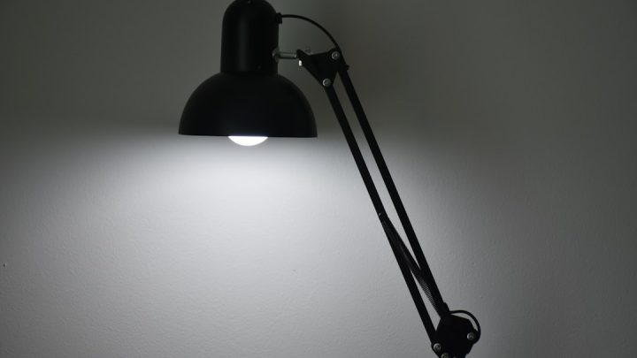 Lâmpada de leitura extra alta em vidro estriado: iluminação elegante e funcional
